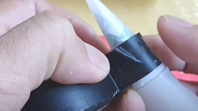 Dùng băng keo đen quấn quanh nắp chai keo 502 khi bảo quản