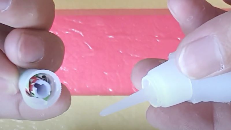 Cho giấy vào phần nắp lọ keo để đóng chặt hơn, hạn chế không khí xâm nhập