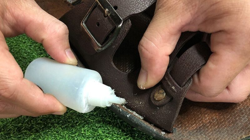 Dép bị bung đế là một tình huống thường gặp trong cuộc sống hàng ngày