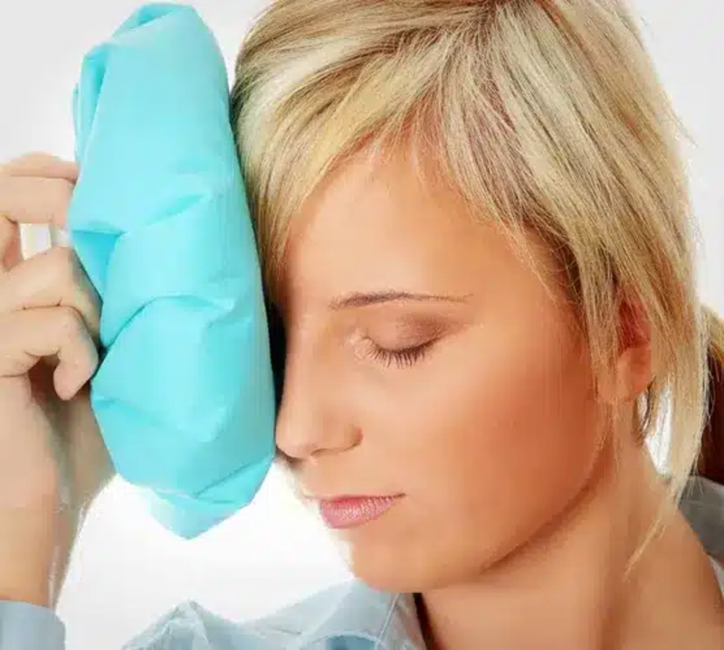 Chườm đá lạnh ở vị trí keo 502 rơi vào mắt và dính băng keo