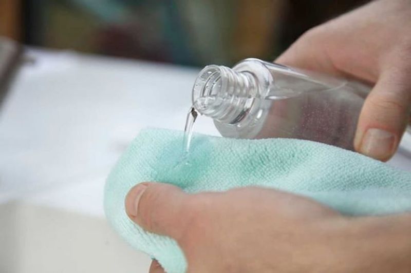 Cách tẩy keo 502 trên gạch 2